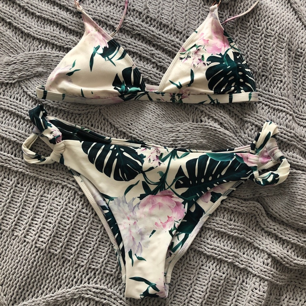 Kendall and Kylie bikini